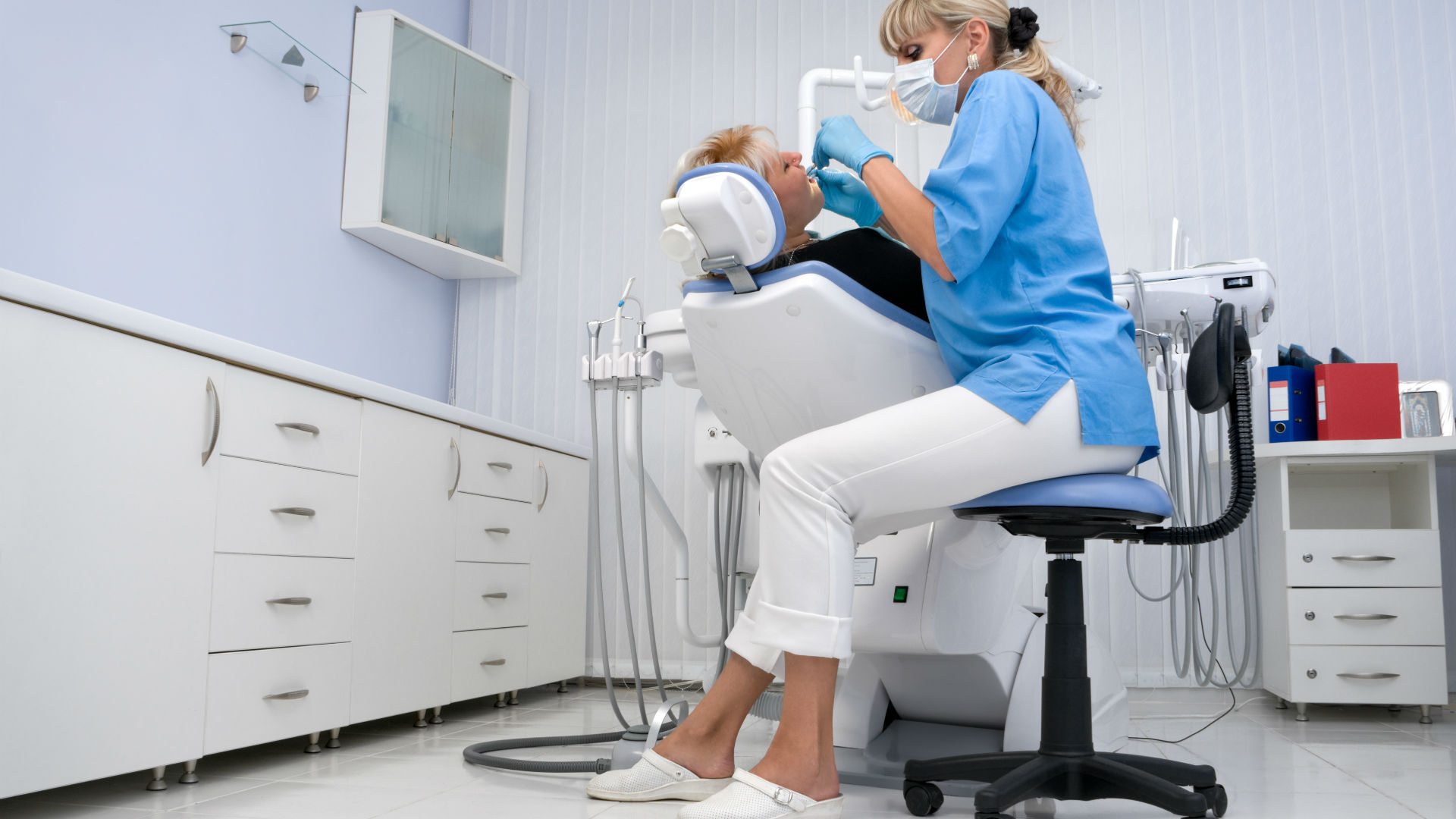 Une patiente fracture le pied de sa dentiste