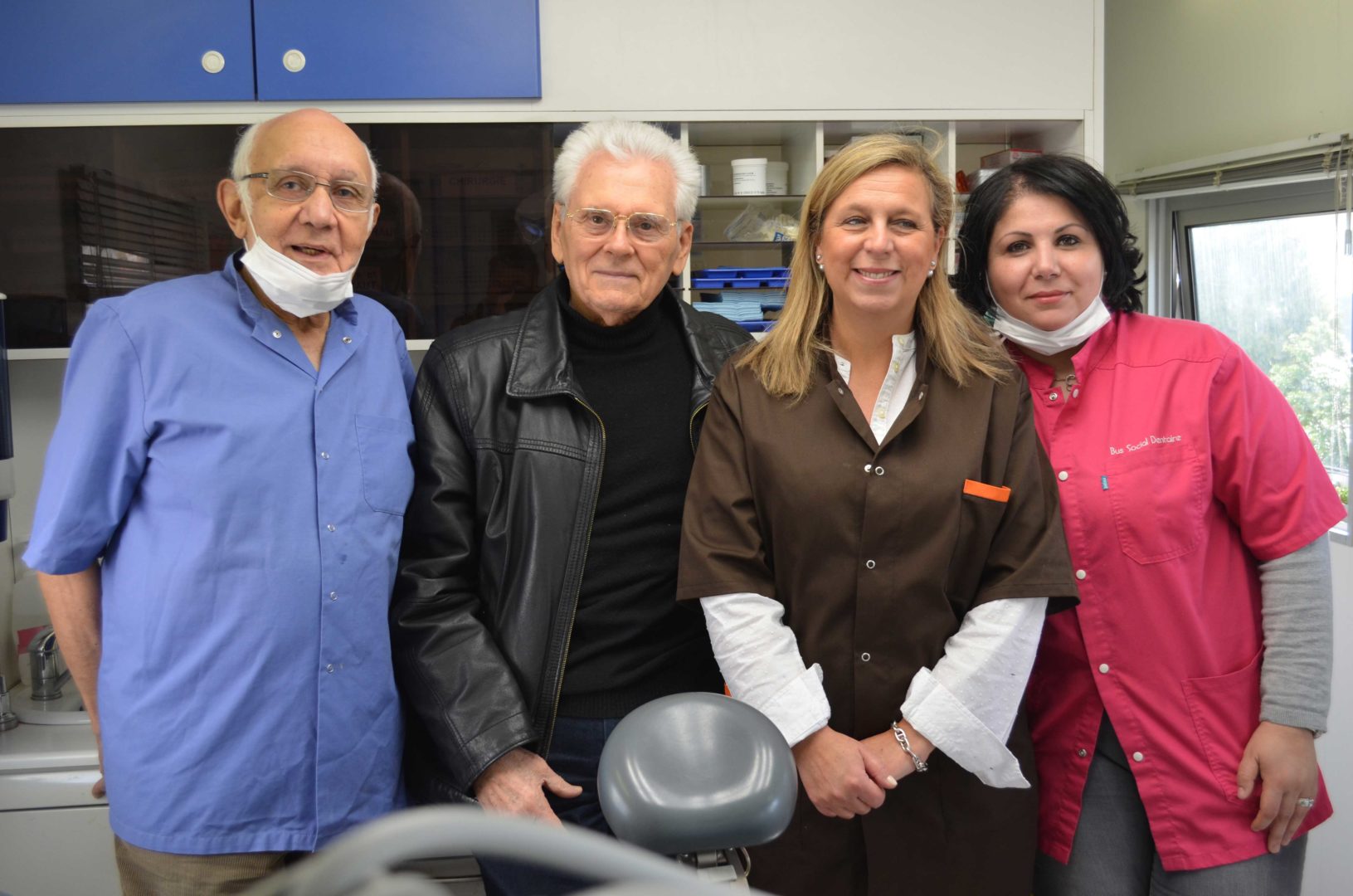 bus-dentaire-equipe
